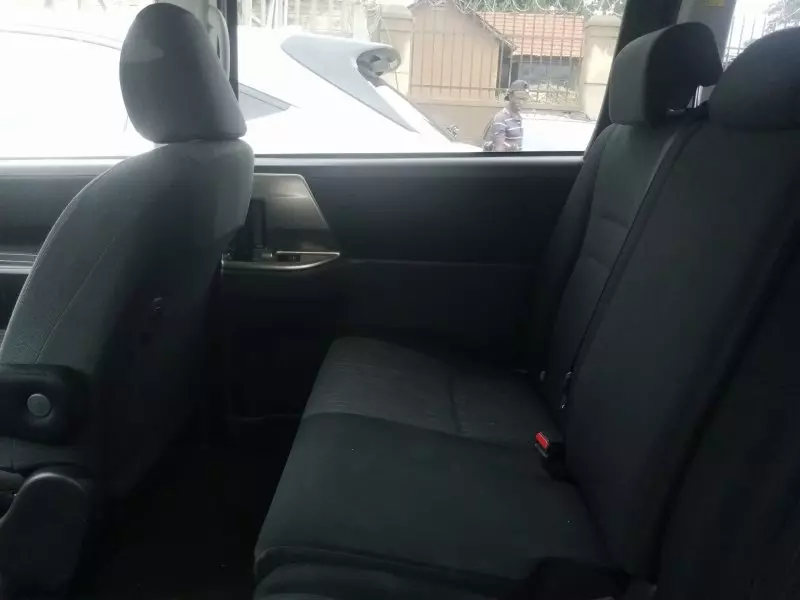 Toyota Noah   - 2012