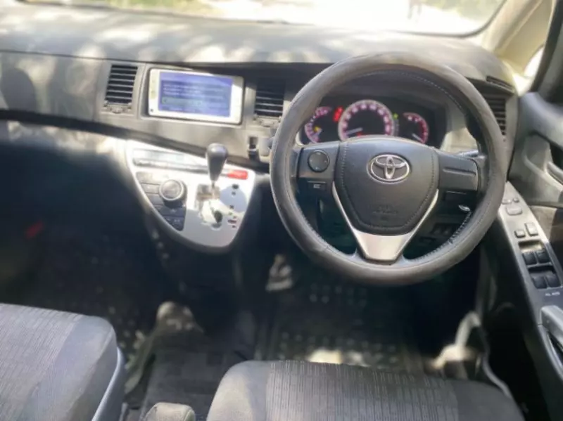 Toyota Isis    - 2013