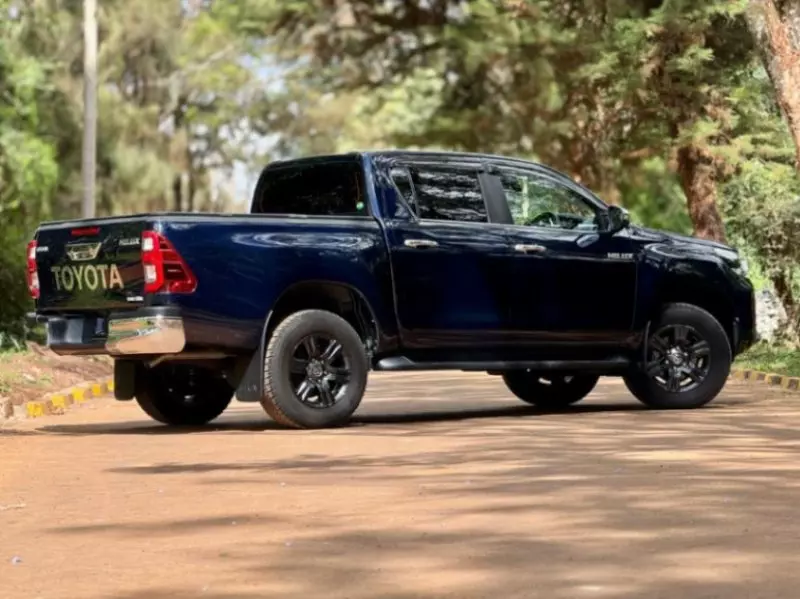 Toyota Hilux   - 2021