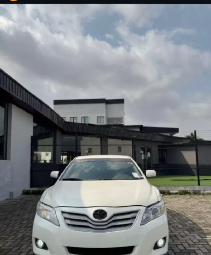 Toyota Camry   - 2011