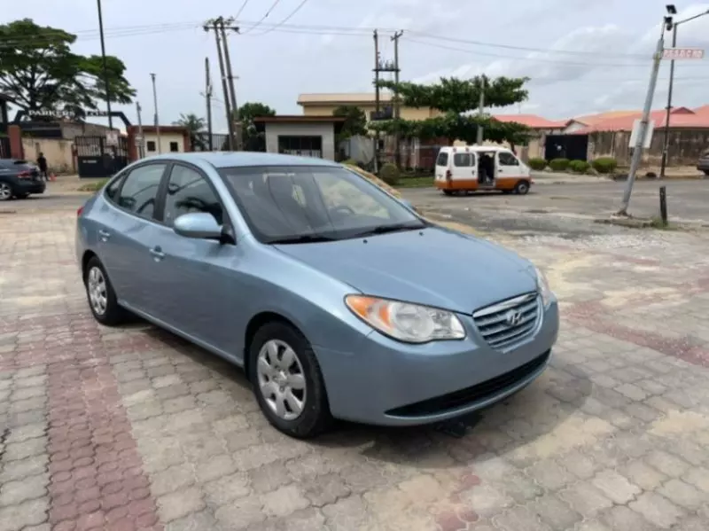 Hyundai Elantra   - 2010