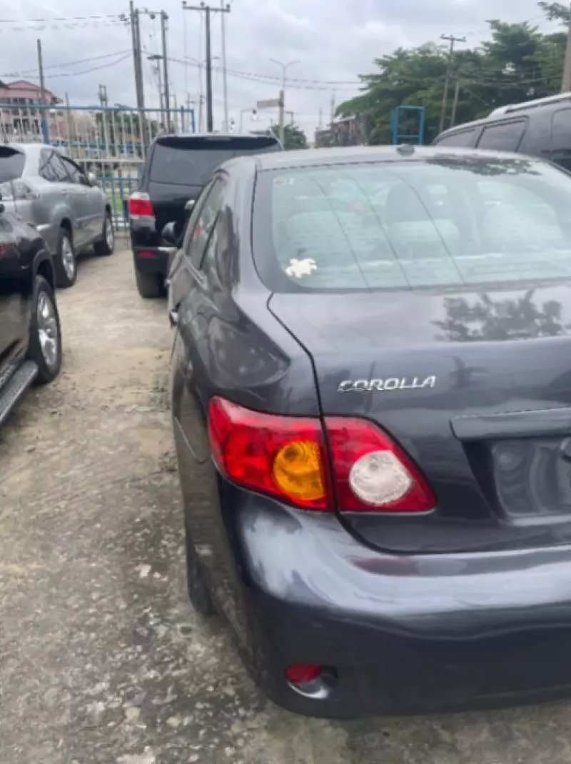 Toyota Corolla   - 2009
