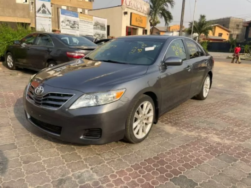 Toyota Camry   - 2010