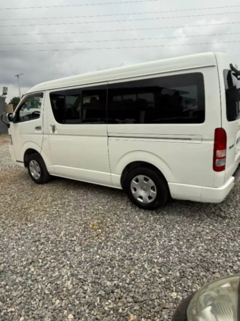 TOYOTA Hiace   - 2012