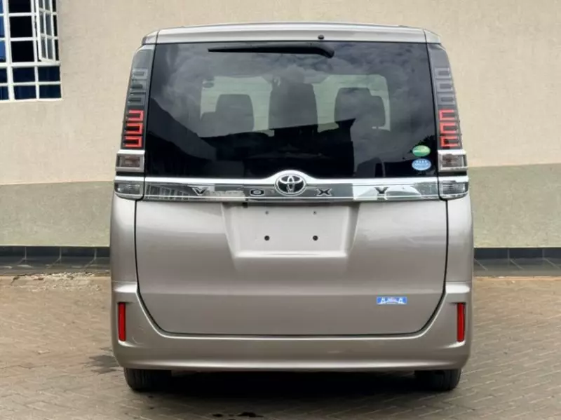 Toyota Voxy    - 2018