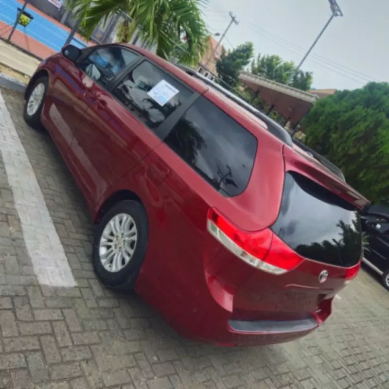 TOYOTA Sienna   - 2011
