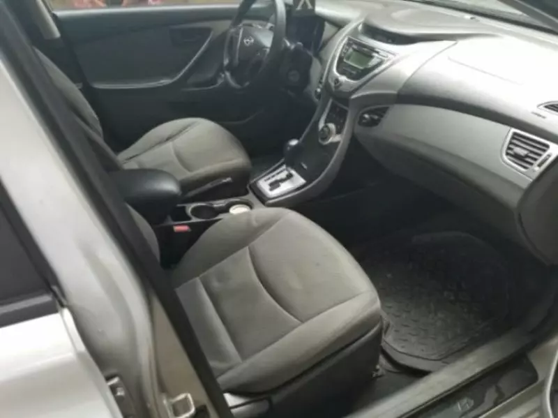 Hyundai Elantra   - 2012