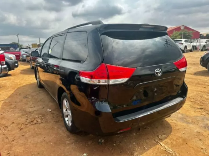 TOYOTA Sienna   - 2011