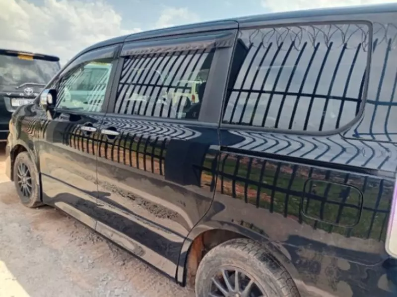 Toyota Voxy    - 2012