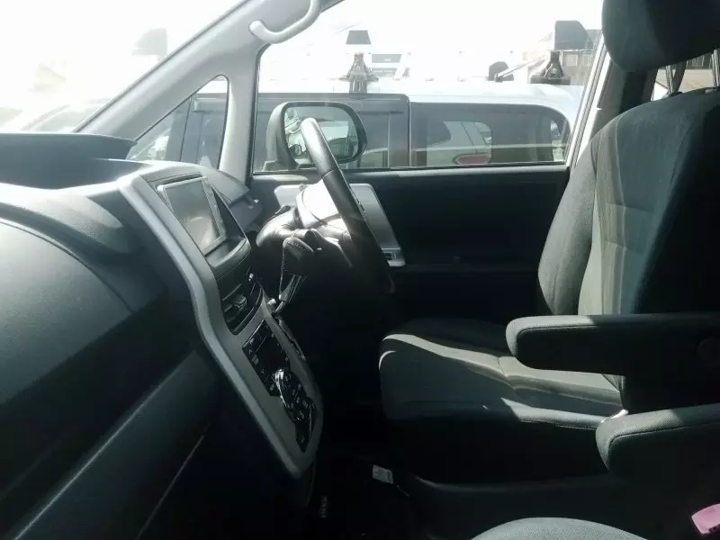 Toyota Noah   - 2011