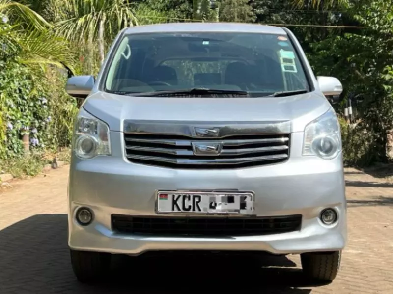 Toyota Noah   - 2012