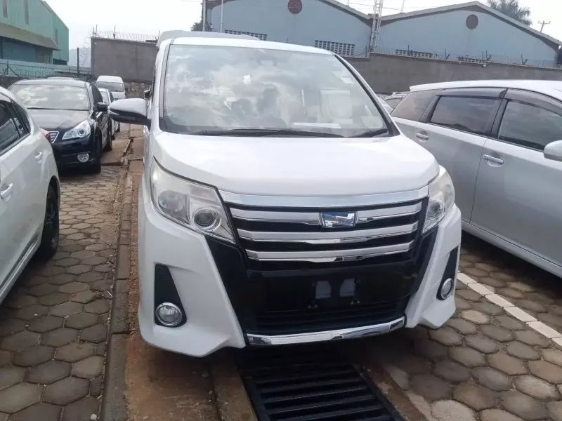 Toyota Noah Hybrid - 2016