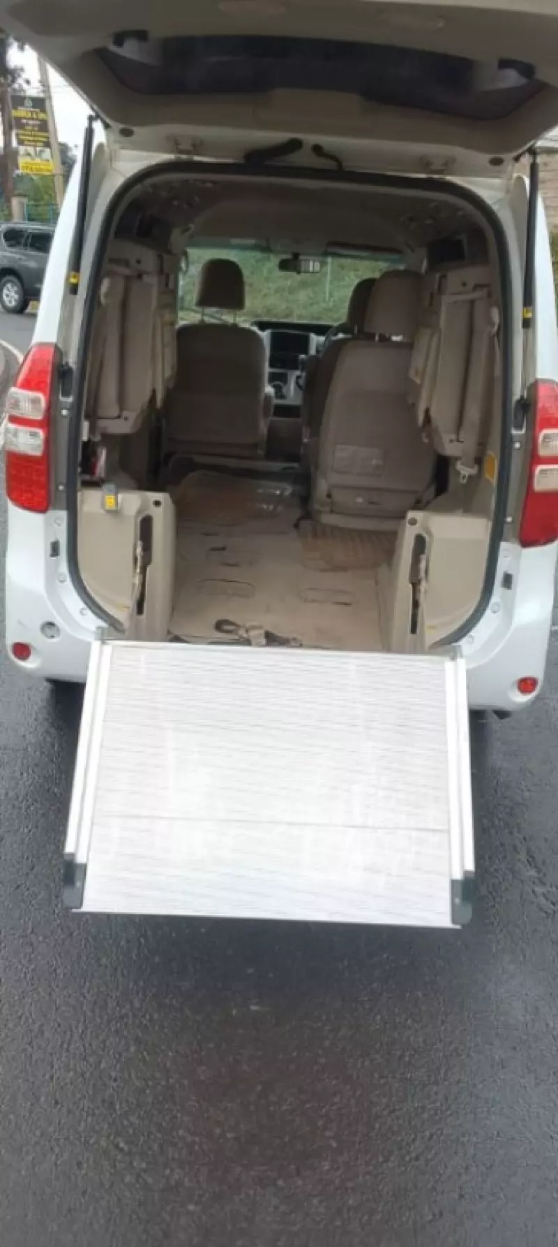 Toyota Noah   - 2013