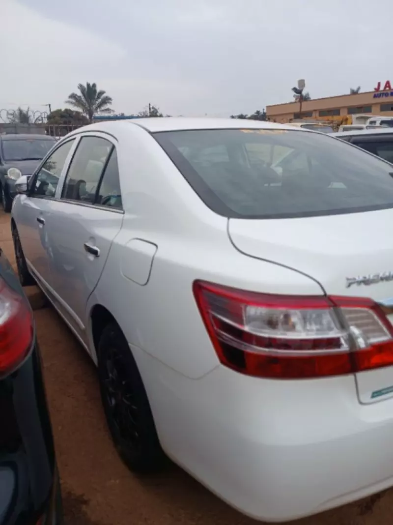 Toyota Premio    - 2012