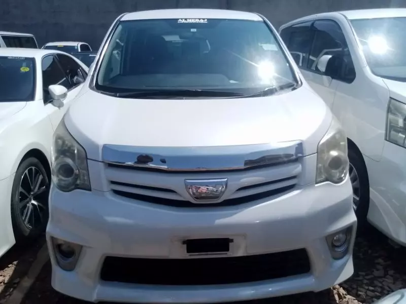 Toyota Noah - 2012