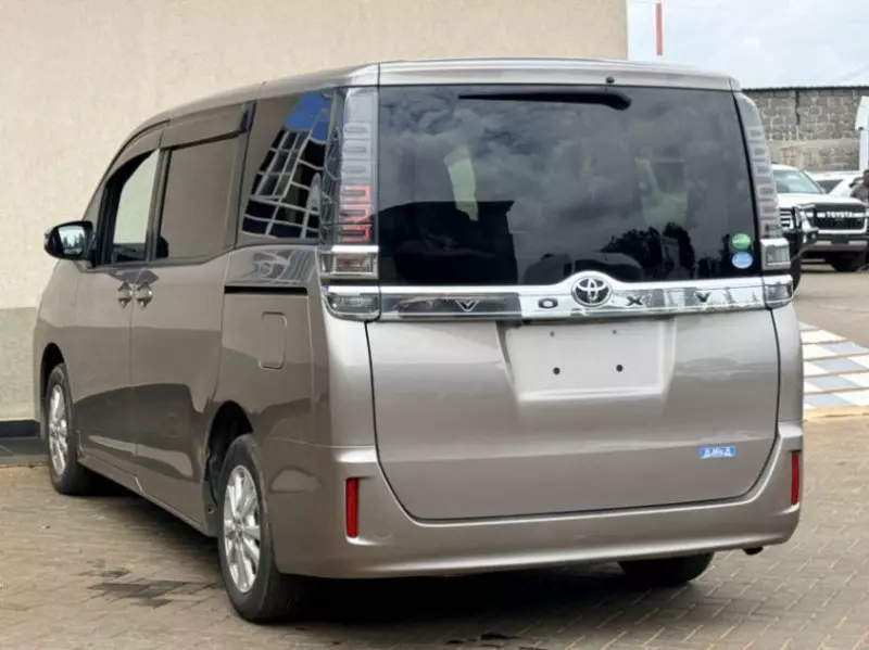 Toyota Voxy    - 2018