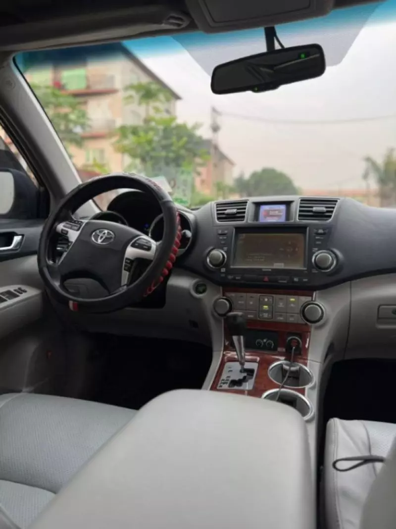 Toyota Highlander   - 2012