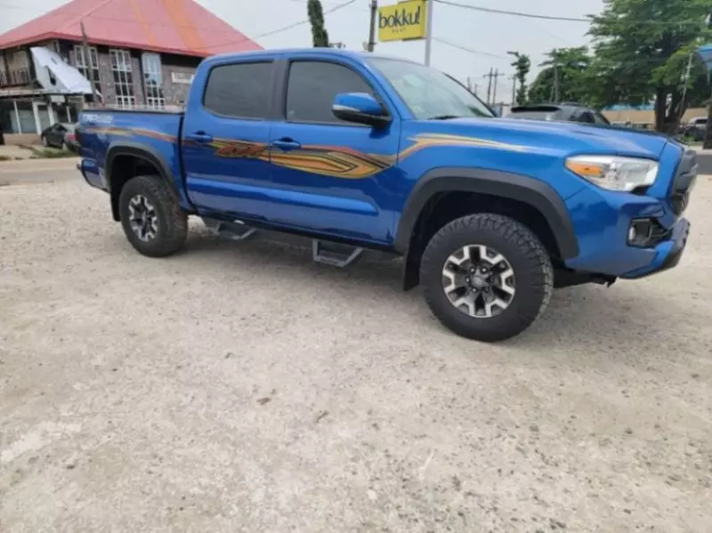 Toyota Tacoma   - 2017