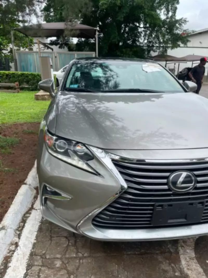 Lexus ES   - 2016