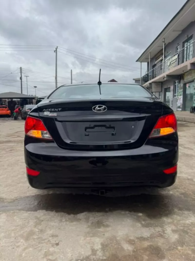 Hyundai Accent   - 2012