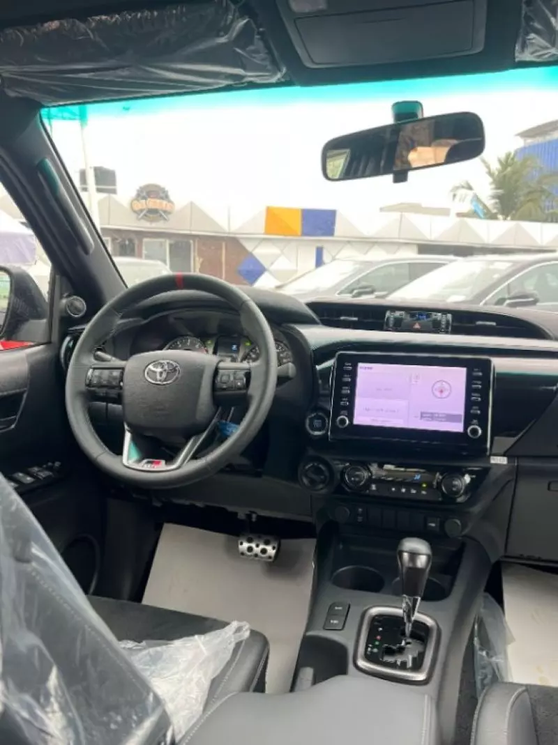 Toyota Hilux   - 2024
