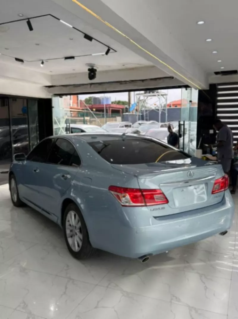 Lexus ES   - 2010