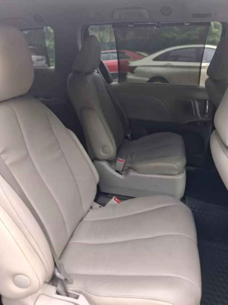 TOYOTA Sienna   - 2011