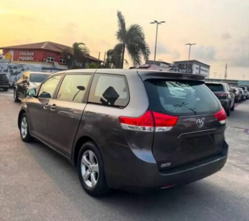 TOYOTA Sienna   - 2011