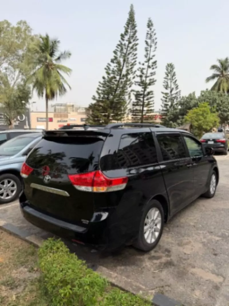 Toyota Sienna   - 2011