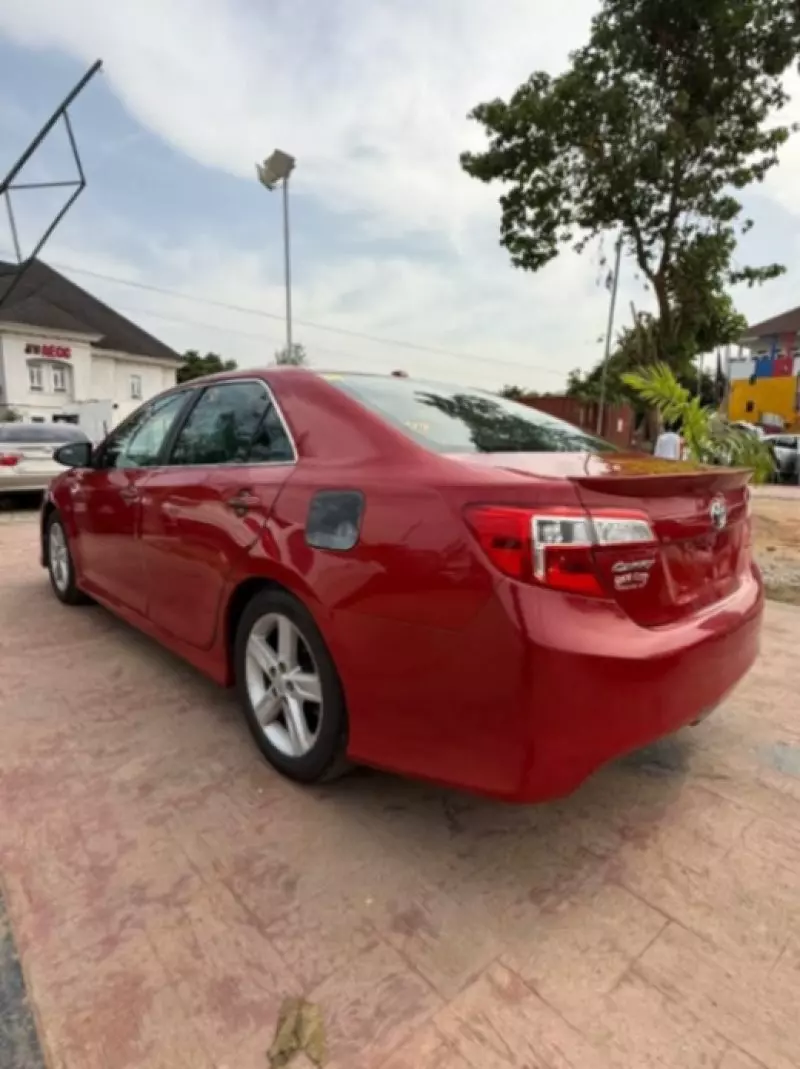 Toyota Camry   - 2012