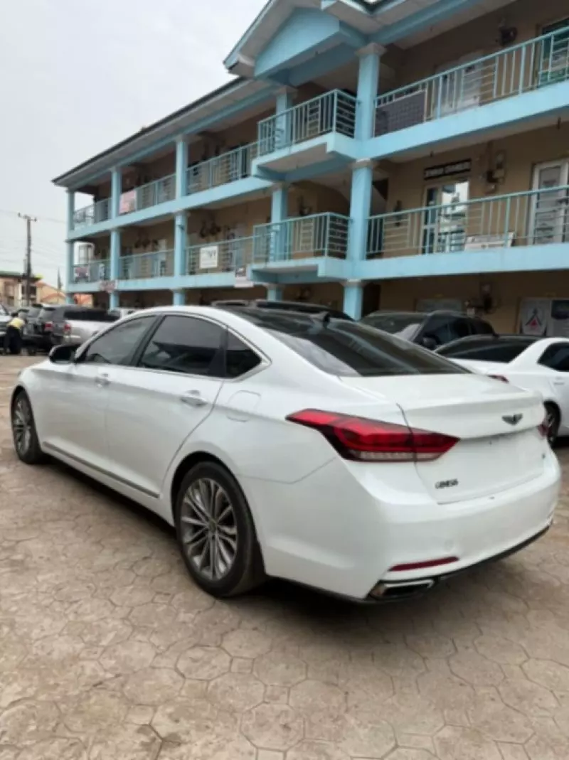 Hyundai Genesis   - 2015