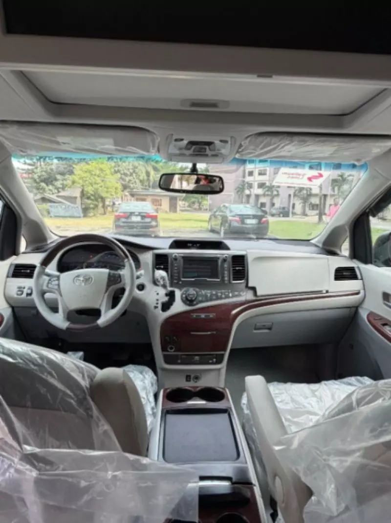 Toyota Sienna   - 2011