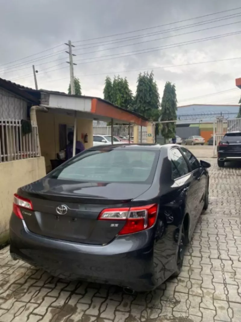 Toyota Camry   - 2012