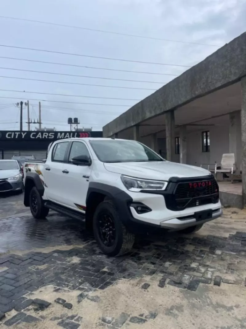 Toyota Hilux   - 2025
