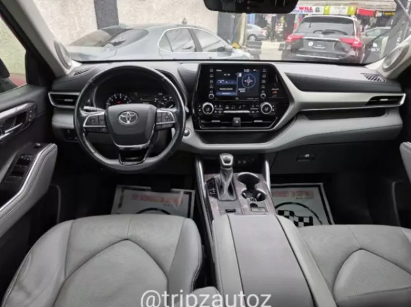 Toyota Highlander   - 2021