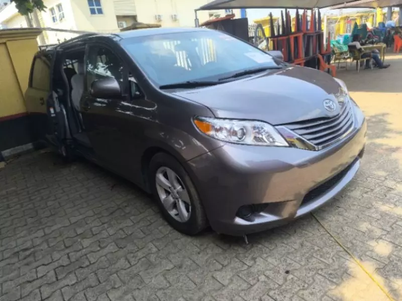 Toyota Sienna   - 2016