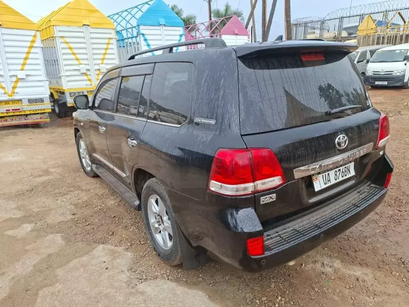 Toyota Land Cruiser V8   - 2011