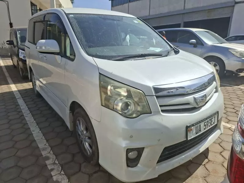 Toyota Noah - 2011