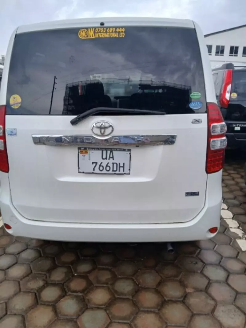 Toyota Noah   - 2013