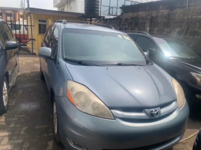 Toyota Sienna   - 2009