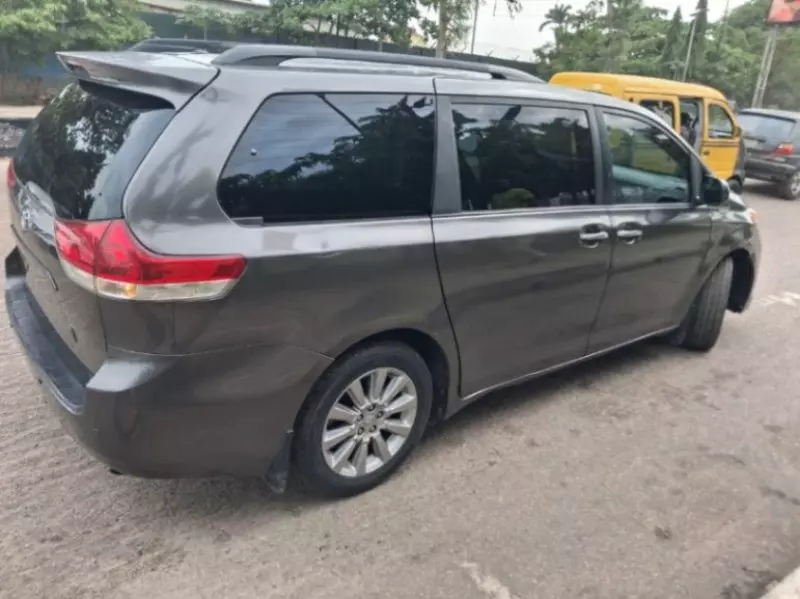 TOYOTA Sienna   - 2011