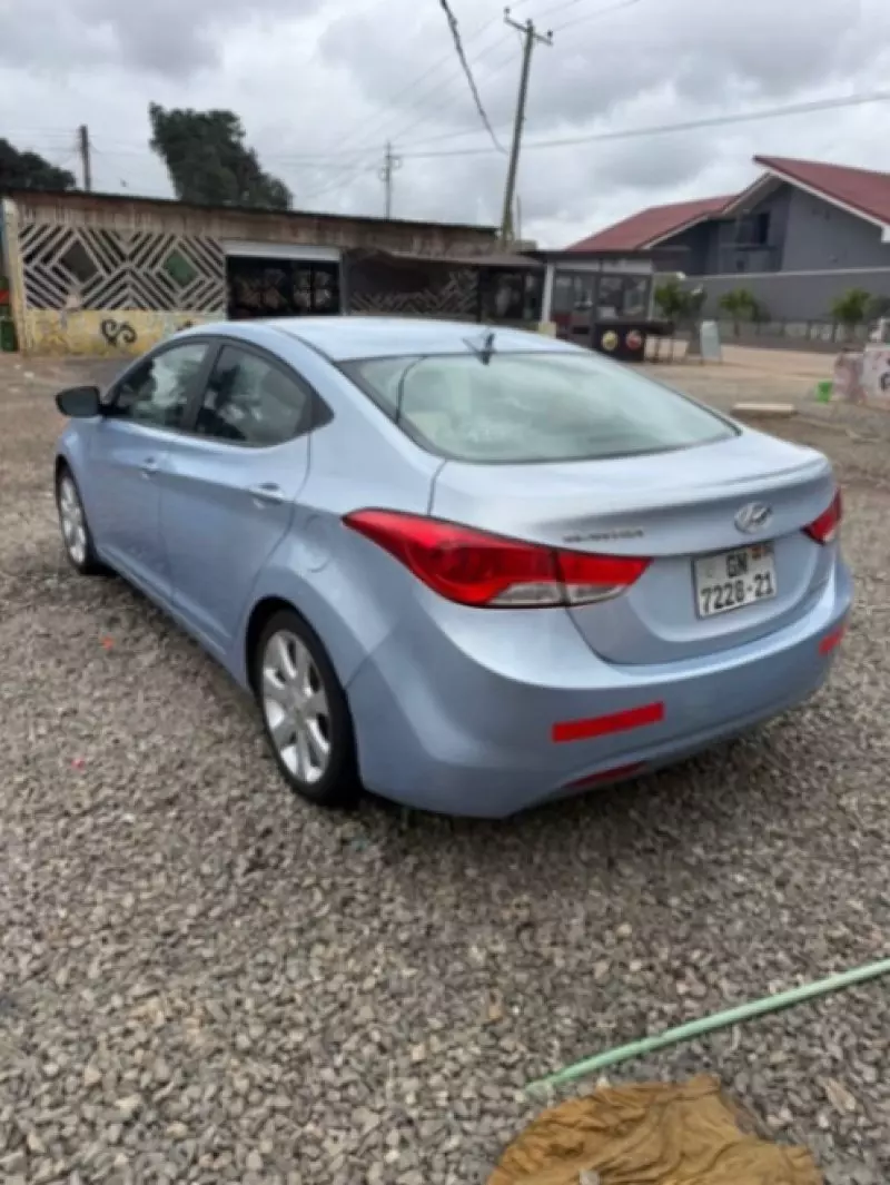 Hyundai Elantra   - 2012