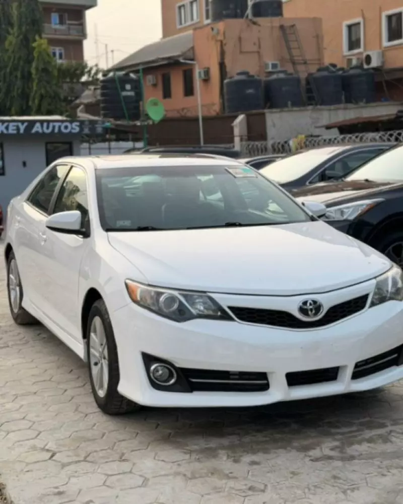 Toyota Camry   - 2014