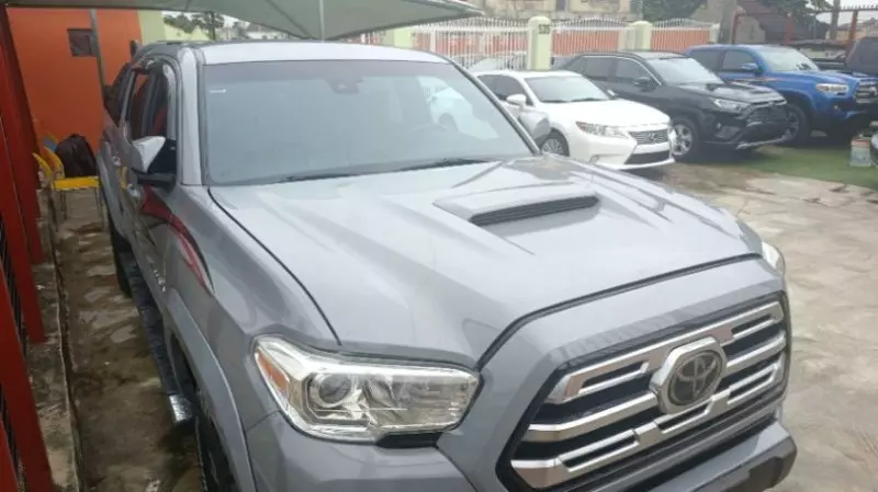 Toyota Tacoma   - 2017