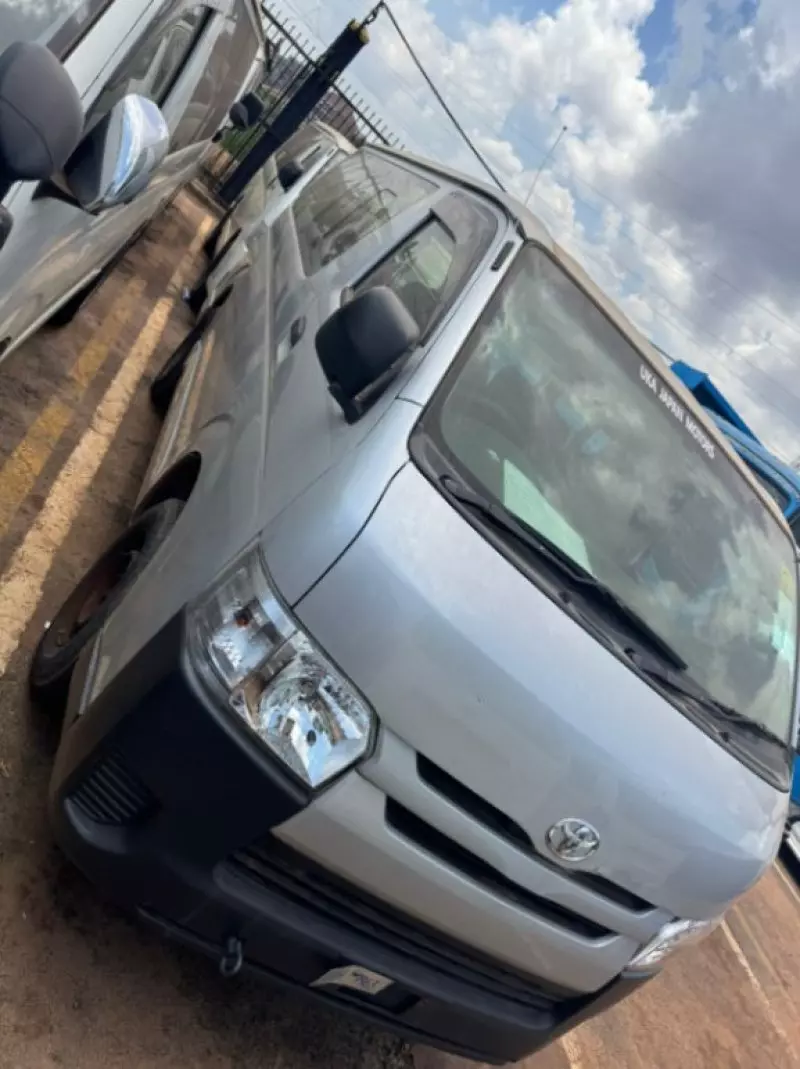 TOYOTA Hiace - 2015