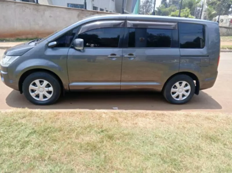 Mitsubishi Delica    - 2015