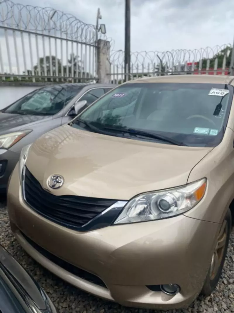 TOYOTA Sienna   - 2012