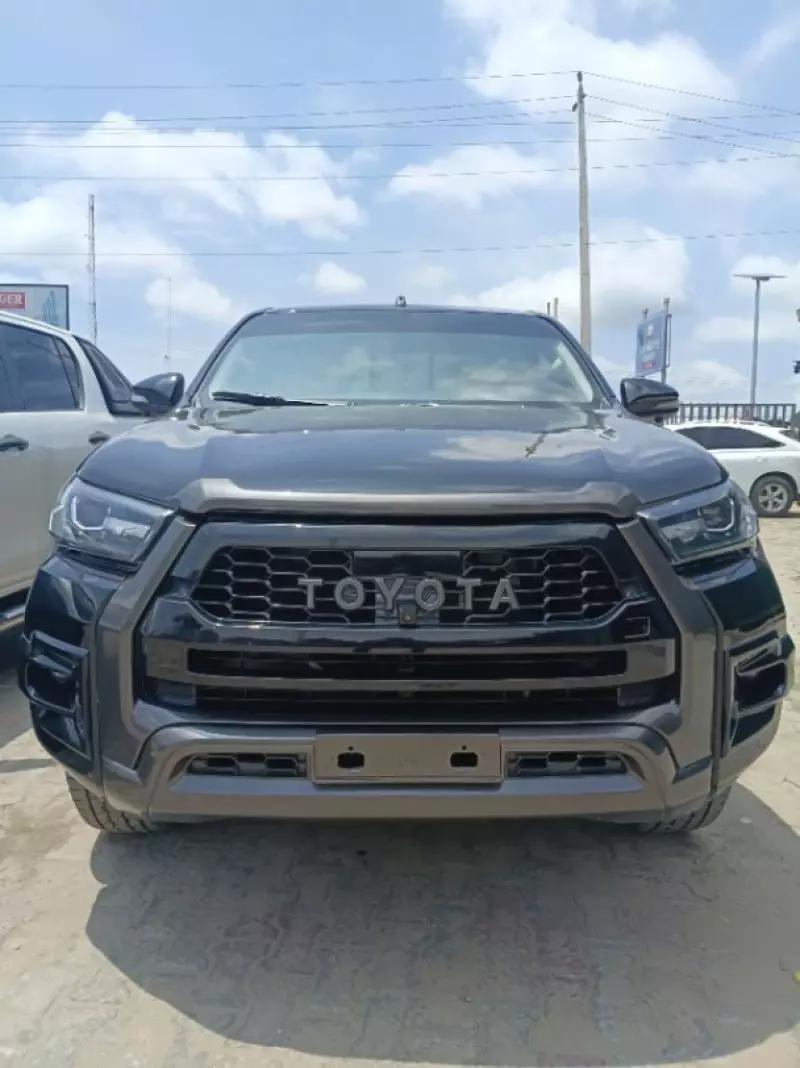 TOYOTA Hilux   - 2024