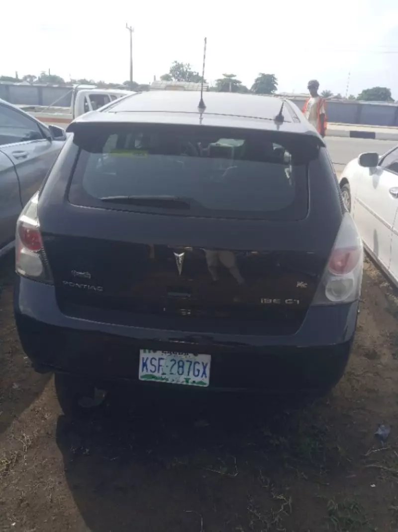 Pontiac Vibe   - 2009