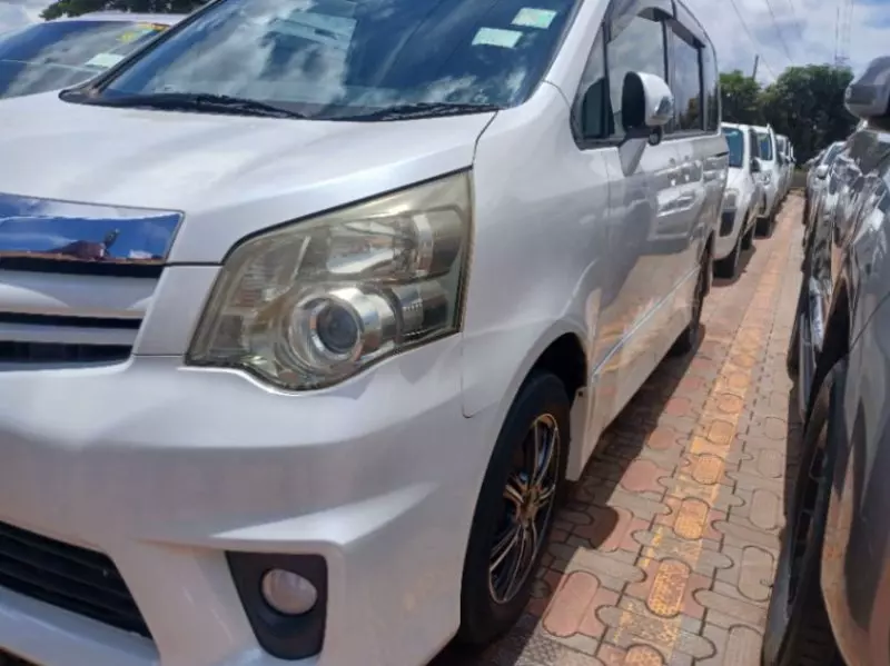 TOYOTA Noah - 2013